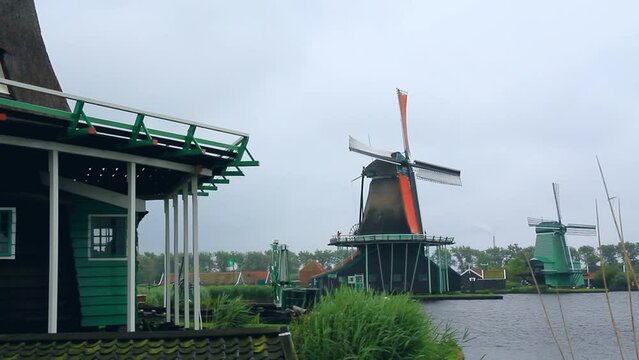 Molinos de viento holandeses hist&oacute;ricos en pleno funcionamiento en Zaanza Schans 