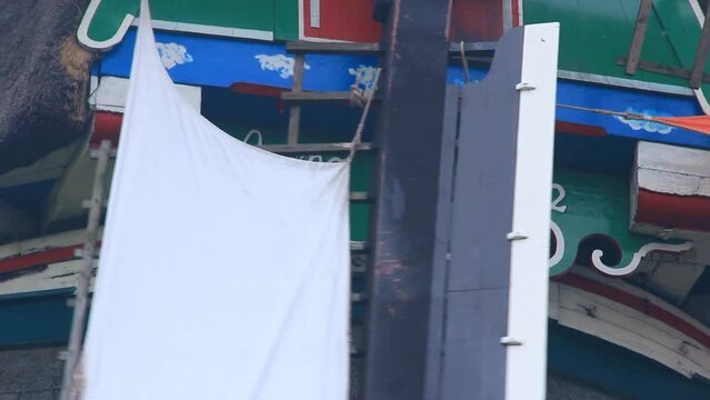 Detalle de las aspas de un molino de viento hist&oacute;rico holand&eacute;s girando. Se aprecia el a&ntilde;o de su construcci&oacute;n y el material de madera con vivos colores.