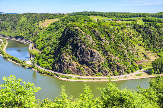 Der Loreleyfelsen Die Loreley bei Sankt Goarshausen
Der Loreleyfelsen ist ein beliebtes Ausflugsziel am Mittelrhein. Auf dem Felsplateau ist ein Park, eine Sommerrodelbahn und verschiedes mehr.