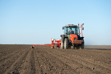 Obraz premium Sowing crops at agricultural fields in spring