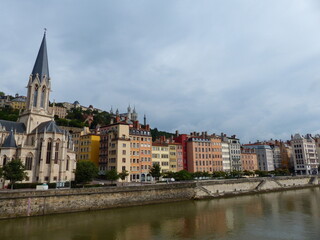 Fototapeta na wymiar Façade de maisons colorées à Lyon