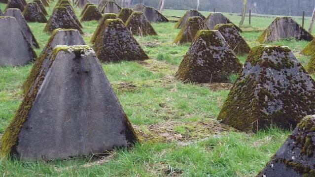 Bemooste, historische Panzersperren am Westwall bei Aachen, Grenzsicherung zu Belgien im 2. Weltkrieg, Mahnmal