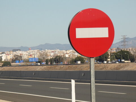 Se&ntilde;al de trafico informando de prohibido 