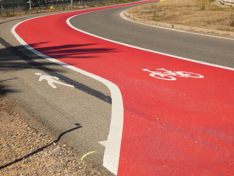 Carretera con tres carriles , para bicicletas , peatones y coches 