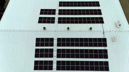 Dach pokryty panelami fotowoltaicznymi, słonecznymi. - 759645611