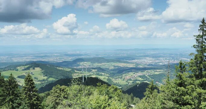 Blick vom Schauinsland &uuml;ber die Stadt Freiburg und den Windkraftanlagen auf der Holzschl&auml;germatte. Westlicher Horizont. die Rheinebene, der Kaiserstuhl und die Vogesen versanken im Nebel
