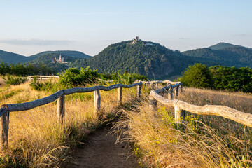 Blick vom Rodderberg auf den Drachenfels im Siebengebirge