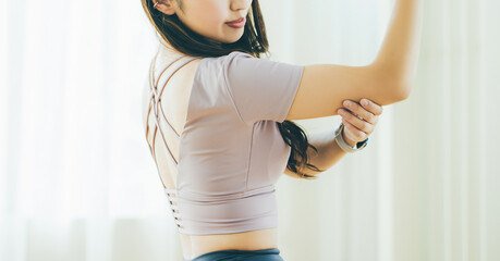 二の腕を気にする女性_健康・美容イメージ