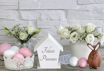 Tarjeta de felicitación Felices Pascuas: arreglo con conejitos de Pascua, flores y huevos de...