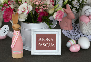 Biglietto d'auguri Buona Pasqua: composizione con coniglietti pasquali, fiori e uova di Pasqua colorate. - obrazy, fototapety, plakaty