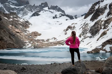 Photo sur Plexiglas Fitz Roy Mujer contemplando la laguna de los tres, al pie del cerro Fitz Roy, recorrido de senderismo en el Chalten, Patagonia Argentina