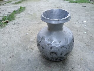 An old metal aluminum vase or pot to keep water. 