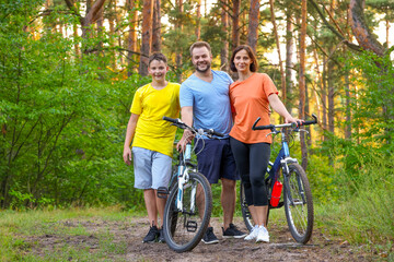 Naklejka premium active family on vacation in the forest with bicycles