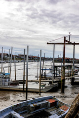 Un port de pêche avec des bateaux à marée base à Arcachon en France