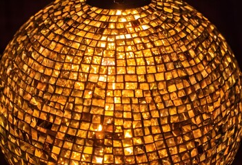Illuminant la soirée à thème "Chaleur", la boule à facette ambre évoque les tons dorés du crépuscule, transportant les invités dans un univers de douceur et de réconfort