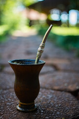 mate paraguayo. bebida tradicional caliente en el parque.