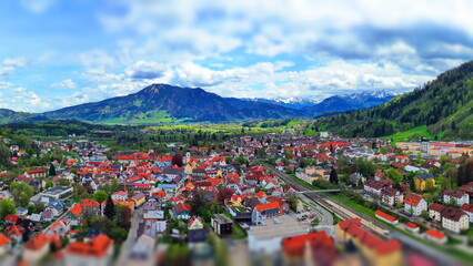 Luftbild von Immenstadt im Allgäu mit Blick auf die Alpen. Immenstadt im Allgäu, Oberallgäu,...