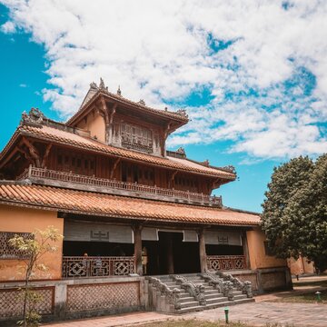 Lam Kinh, or Lâm Các, is a temple in Thanh Hoa, Vietnam, dedicated to King Le Thai To, the founder of the Le Dynasty. It showcases traditional Vietnamese architecture and is a popular historical site.