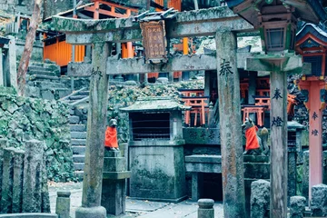 Foto op Plexiglas Fushimi Inari Taisha in Kyoto, Japan, is known for its iconic rows of vibrant orange torii gates, making it a popular and visually stunning destination for visitors. © the