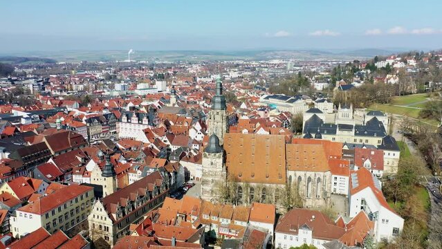 Drohnenvideo von Coburg mit Blick auf die historische Altstadt. Dingolfing, Oberfranken, Bayern, Deutschland.
