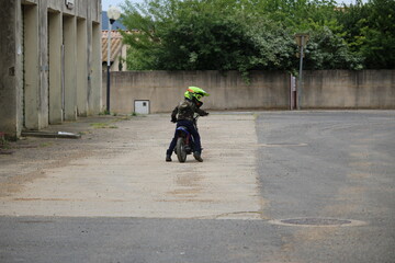 enfant sur une moto cross