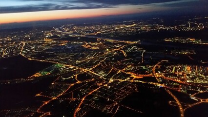 Wien aus der Luft aus Südwest in der Abendämmerung