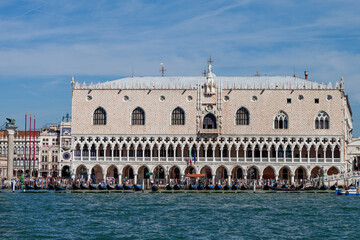 Naklejka premium Doge's Palace from Venetian Lagoon, Veneto, Italy