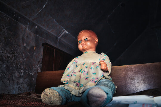 Doll in an abandoned place - Verlassener Ort - Beatiful Decay - Verlassener Ort - Urbex / Urbexing - Lost Place - Artwork - Creepy - High quality photo	