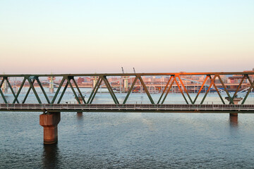淀川に架かる鉄道橋の夕景