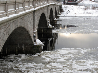 Victoria bridge and the river Dee in winter - Tory - Aberdeen - Scotland - UK © Collpicto