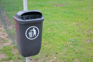 Mülleimer am Spielplatz