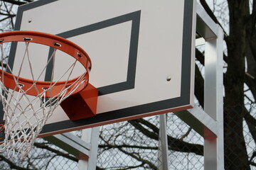Basketballkorb auf Spielplatz