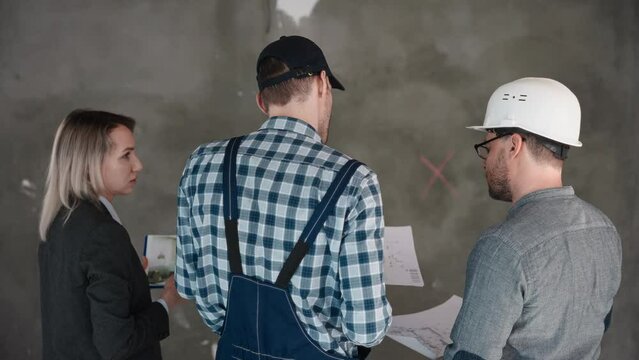 A man and a woman in hard hats share a room at an engineering event