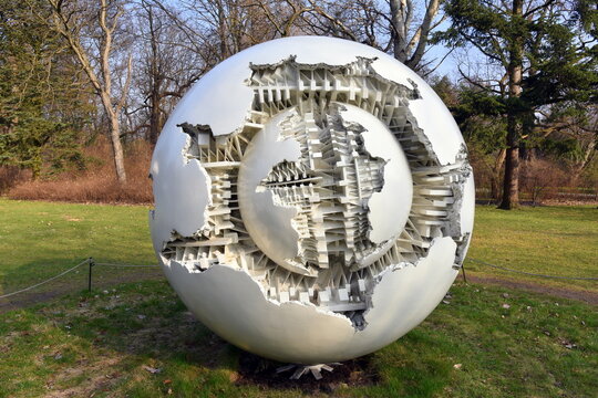 Sfera con sfera - monumentalna kula z wł&oacute;kna szklanego autorstwa Arnaldo Pomodoro, jednego z najważniejszych artyst&oacute;w wsp&oacute;łczesnych, prezentowana jest w Muzeum Łazienki Kr&oacute;lewskie. Warszawa, Polska, 