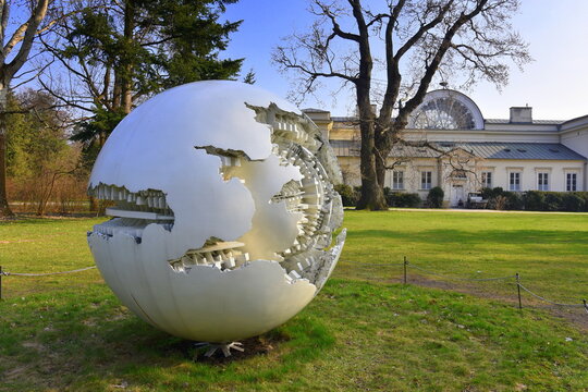 Sfera con sfera - monumentalna kula z wł&oacute;kna szklanego autorstwa Arnaldo Pomodoro, jednego z najważniejszych artyst&oacute;w wsp&oacute;łczesnych, prezentowana jest w Muzeum Łazienki Kr&oacute;lewskie. Warszawa, Polska, 