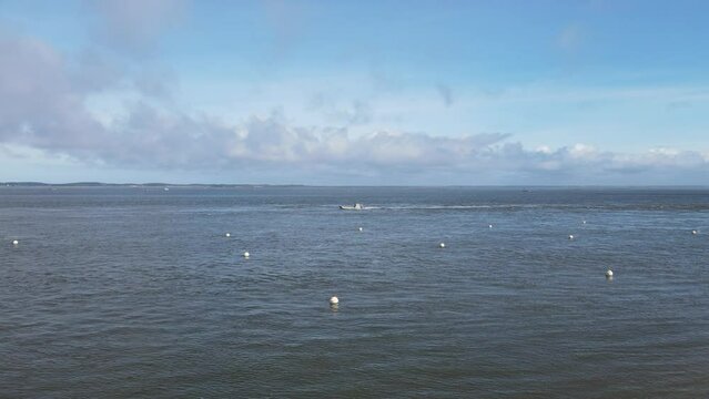 Bateau plate huitres Arcachon vid&eacute;o drone France nautique