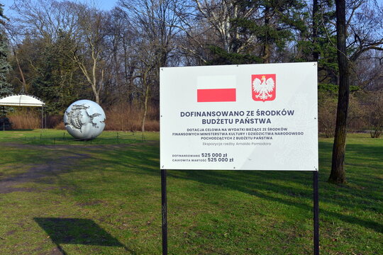 Sfera con sfera - monumentalna kula z wł&oacute;kna szklanego autorstwa Arnaldo Pomodoro, jednego z najważniejszych artyst&oacute;w wsp&oacute;łczesnych, prezentowana jest w Muzeum Łazienki Kr&oacute;lewskie. Warszawa, Polska, 