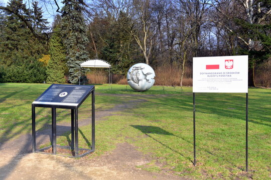 Sfera con sfera - monumentalna kula z wł&oacute;kna szklanego autorstwa Arnaldo Pomodoro, jednego z najważniejszych artyst&oacute;w wsp&oacute;łczesnych, prezentowana jest w Muzeum Łazienki Kr&oacute;lewskie. Warszawa, Polska, 