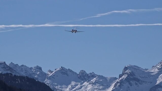 Business Jet Final Approach Airport Mountains Valley Snow Panning Skiing Holiday