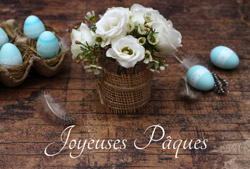 Carte de vœux Joyeuses Pâques : Arrangement avec des fleurs, des œufs de Pâques et le texte...