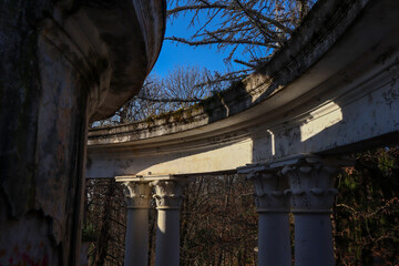 Abandoned building with collinomi in Greek style.