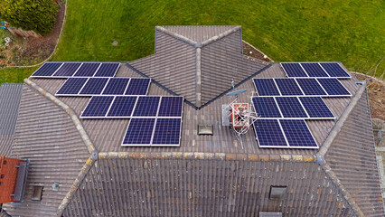 Dach nowego, współczesnego budynku wielorodzinnego z panelami słonecznymi, fotowoltaiczne, widok z lotu ptaka. - 760042069