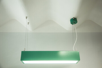 Zielona lampa jarzeniowa - obrazy, fototapety, plakaty