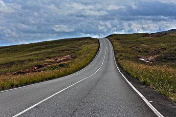 Carretera curva entre la Amazonia