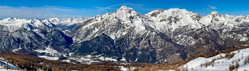 panorama delle montagne innevate dell'alta valle di Susa, in Piemonte
