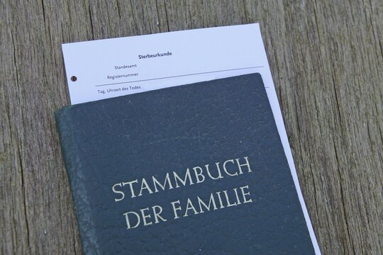 Stammbuch mit einer Sterbeurkunde