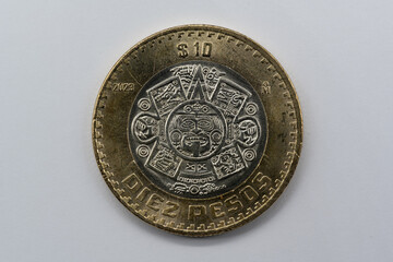 Moneda de 10 pesos mexicana con el calendario azteca 2023