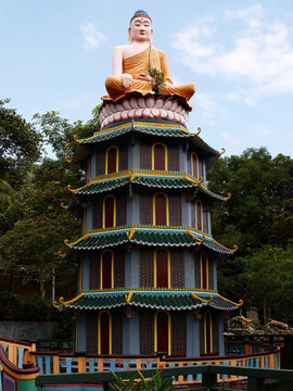 Haw Par Villa or Tiger Balm Garden contains over 1,000 statues and 150 giant dioramas depicting scenes from Chinese mythology (