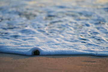 Obraz premium Beach rocks with ocean waves