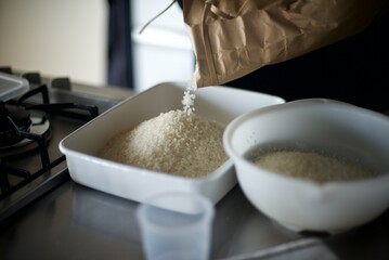 米を冷蔵保存するために琺瑯のバットに入れているところ